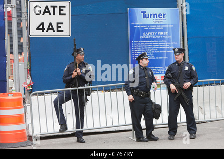 Port Authority Police bewaffnet mit Sturmgewehren am Bahnhof World Trade Center Weg. Stockfoto