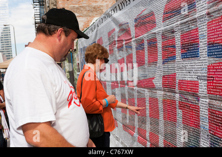 Besucher suchen nach Namen auf der Liste derjenigen, die in der 9/11 Terroranschlag vom World Trade Center umkamen. Stockfoto