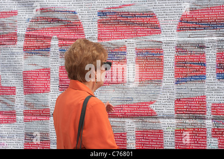 Eine Frau liest die Liste derjenigen, die in der 9/11 Terroranschlag vom World Trade Center umkamen. Stockfoto