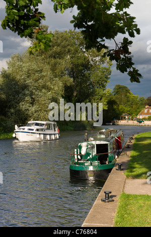 Sportboote auf der Great Ouse in Cambridgeshire Stockfoto