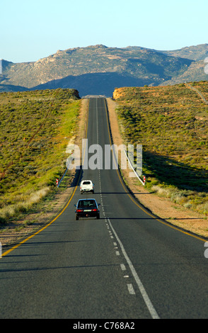 Autos auf der Nationalstraße N7 in der Nähe von Springbok Überschrift in Richtung Norden in Richtung der Grenze zu Namibia, Südafrika Stockfoto