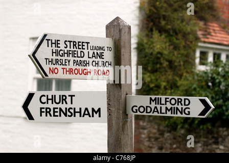 Hinweisschilder in das Dorf Thursley, Surrey, UK. Stockfoto