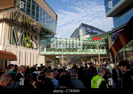 Westfield Stratford City Shopping Centre in London - Publikum warten auf die Eröffnung am ersten Tag Stockfoto