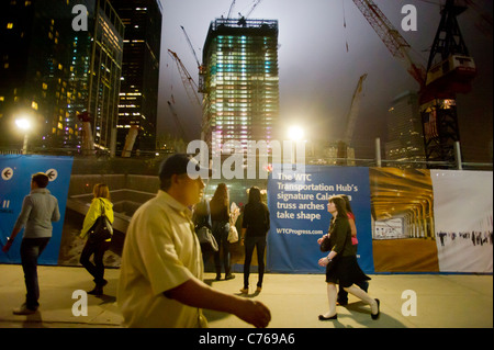 Bau am Ground Zero leuchtet in rot, weiß und blau leuchten für den zehnten Jahrestag des 11. September Stockfoto