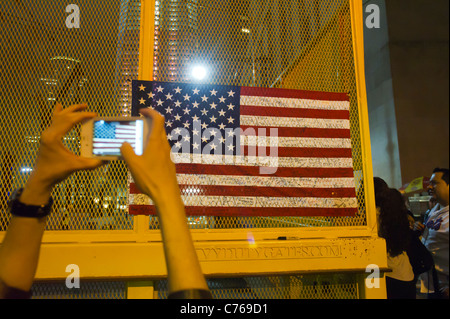 Eine Frau fotografiert ein Denkmal anlässlich des zehnten Jahrestags der terroristischen Anschläge vom 11. September in New York, 11. September 2011 Stockfoto