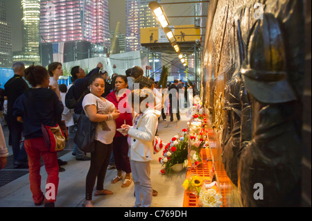 Menschen bei der Feuerwehr Memorial anlässlich des zehnten Jahrestags der terroristischen Anschläge vom 11. September in New York, September 11, 20 Stockfoto