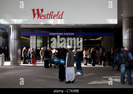 Westfield Stratford City Shopping Centre, London - Eingang zum u-Bahnhof Stratford Stockfoto