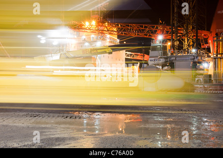 Ein Aufbocken Lastkahn mit Wind Turbine Teile in der Nacht, für den Offshore-Windpark Walney geladen wird Stockfoto