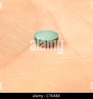 Benzo Fury Pellet oder Pille, (6-APB) als "Research Chemical" verkauft es ist ein Analogon der illegalen Droge MDMA Stockfoto