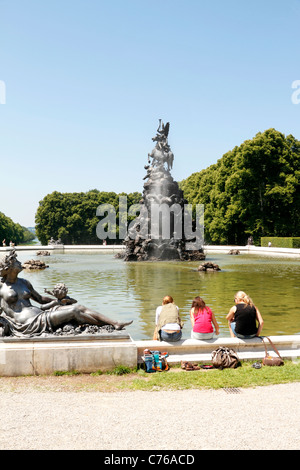 3 junge Frau sitzt auf dem Rand des oberen Bayern Fama Brunnen, Herrenchiemsee, Herreninsel Stockfoto