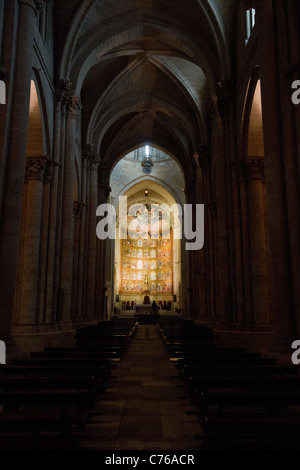 Hauptschiff mit Altarbild und Endurteil Szene darüber im alten Kathedrale von Salamanca. Spanien. Stockfoto