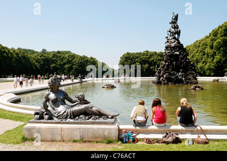 3 junge Frau sitzt auf dem Rand des oberen Bayern Fama Brunnen, Herrenchiemsee, Herreninsel Stockfoto