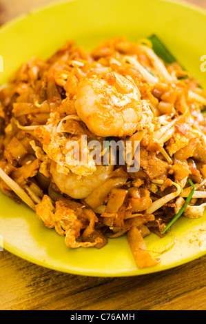 Char Kway Teow, eine Art von Malaysia im chinesischen Stil gebratene Nudeln, die in Penang sehr beliebt ist. Stockfoto