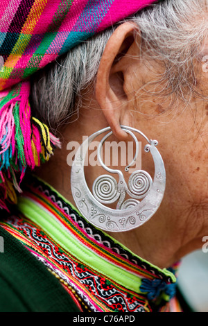 Die typischen Ohrringe der Hmong Frauen im Großraum Sapa, Norden von Vietnam. Stockfoto