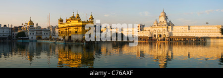 Panoramablick auf den Sikh Golden Tempel in den letzten Strahlen der Sonne in der Stadt Amritsar, Indien in Punjab Zustand Stockfoto