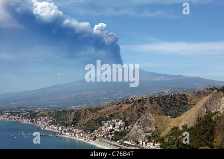 Rauchen Sie Wogen von Europas größten aktiven Vulkan, den Ätna in Nord-Ost-Sizilien, Italien. Bild von James Boardman. Stockfoto