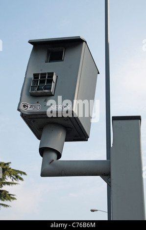 Eine beschädigte Gatso Ampelkamera (mit Ampel) in Stratford Upon Avon, Warwickshire, England. Stockfoto