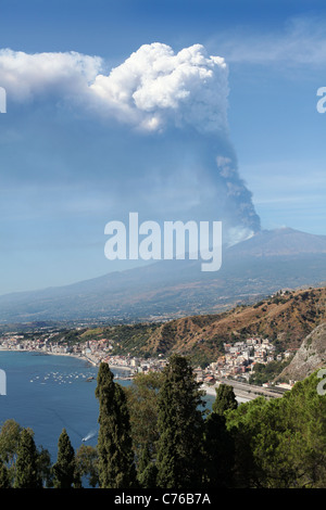 Rauchen Sie Wogen von Europas größten aktiven Vulkan, den Ätna in Nord-Ost-Sizilien, Italien. Bild von James Boardman. Stockfoto