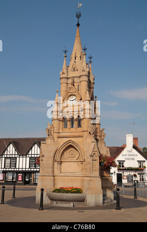 Der amerikanische Fountain Clock Tower in Marktplatz, Stratford Upon Avon, Warwickshire, Großbritannien. Stockfoto
