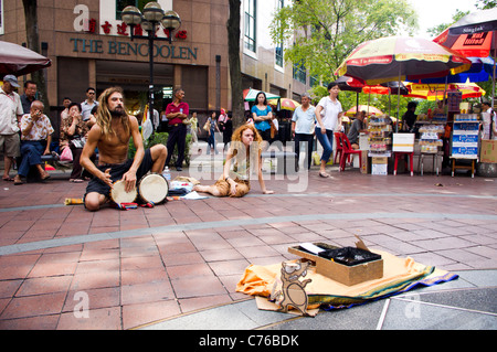 Reisende sind in Singapur als Straßenmusikant. Stockfoto