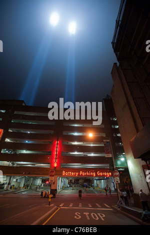 Die zwei Strahlen der Tribute In Light schießen zum Himmel für den zehnten Jahrestag der terroristischen Anschläge vom 11. September in New York Stockfoto