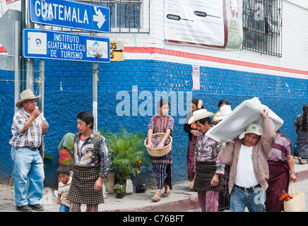 Menschen zu Fuß auf die Richtung der traditionellen Solola Markt, Guatemala, Mittelamerika Stockfoto