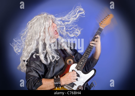 Alten Rockstar spielen seine e-Gitarre Stockfoto