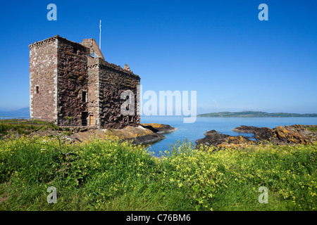 Portencross Burg, mit Blick über den Firth of Clyde nach Insel Little Cumbrae, Ayrshire, Schottland, England, Großbritannien Stockfoto