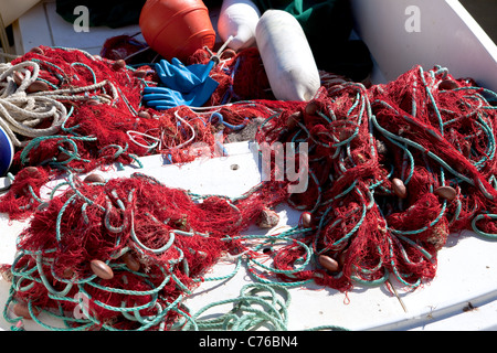 Fischernetze auf einem Fischerboot am Kai Ajaccio Korsika Stockfoto