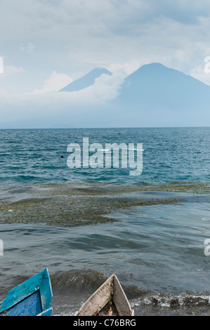 Blick auf den Atitlan See von San Antonio Palopo, Solola, Guatemala, Mittelamerika Stockfoto