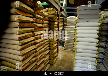 Wessex vier Mühle in Wantage, eines der kleinsten Mehl Mühlen kommerziell rollenden Miller Weizen Stockfoto