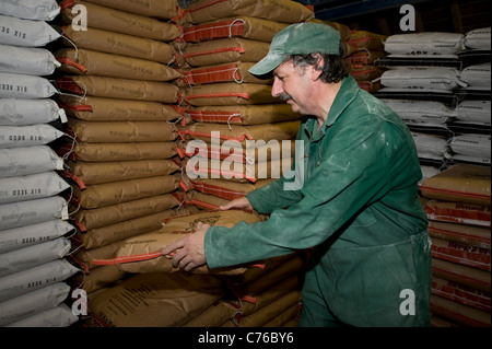 Wessex vier Mühle in Wantage, eines der kleinsten Mehl Mühlen kommerziell rollenden Miller Weizen Stockfoto