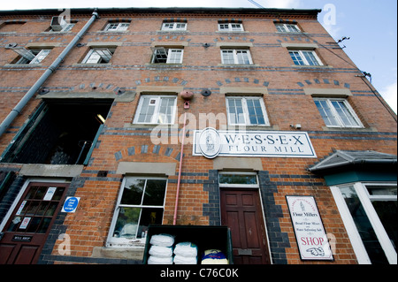 Wessex vier Mühle in Wantage, eines der kleinsten Mehl Mühlen kommerziell rollenden Miller Weizen Stockfoto