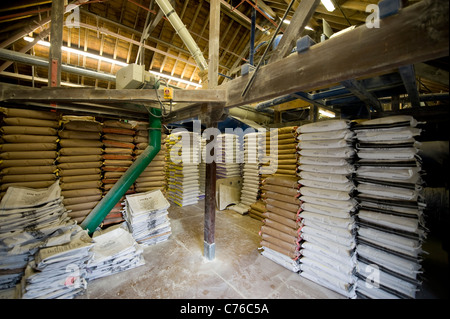 Wessex vier Mühle in Wantage, eines der kleinsten Mehl Mühlen kommerziell rollenden Miller Weizen Stockfoto