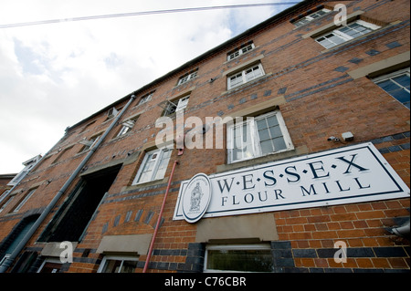 Wessex vier Mühle in Wantage, eines der kleinsten Mehl Mühlen kommerziell rollenden Miller Weizen Stockfoto