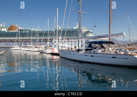 Yachten festgemacht an Ajaccio Marina Korsika mit dem Besuch der Kreuzfahrtschiff im Hintergrund. Stockfoto