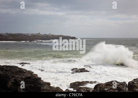 Trearddur Bay, Anglesey, North Wales, UK. Raue See mit Wellen auf den Felsen, während Gale zwingen Winde an der Westküste. Stockfoto