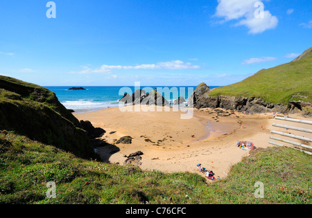 Familien Picknicken am abgelegenen Sandstrand in Soar Cove in der Nähe von Salcombe am südwestlichen Küstenpfad Devon, England, Großbritannien Stockfoto