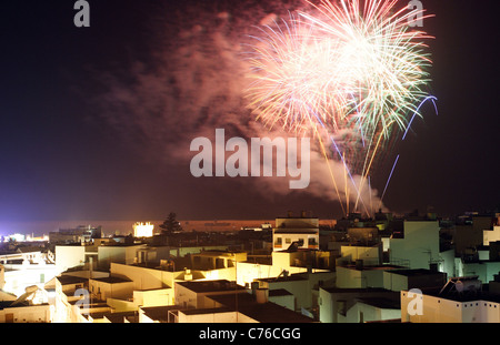 Feuerwerk am Strand promenade Conil De La Frontera Spanien Stockfoto