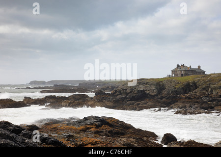 Trearddur Bay, Anglesey, North Wales, UK. Raue See mit Wellen auf den Felsen, während Gale zwingen Winde auf felsigen Westküste. Stockfoto