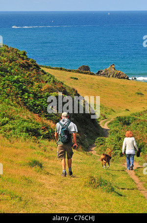 Wandern mit Wanderern und Hunden in Soar Cove am südwestlichen Küstenpfad in der Nähe von Salcombe, Devon, England, Großbritannien Stockfoto