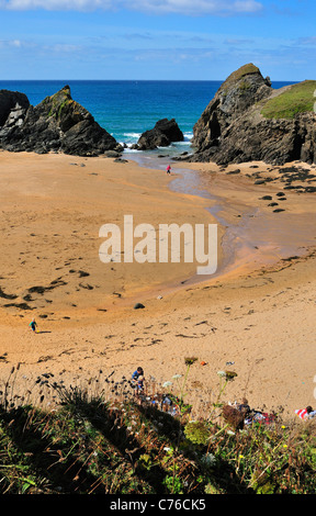 Familien Picknicken am goldenen, abgeschiedenen Sandstrand von Soar Cove in der Nähe von Salcombe am südwestlichen Küstenpfad Devon, England, Großbritannien Stockfoto