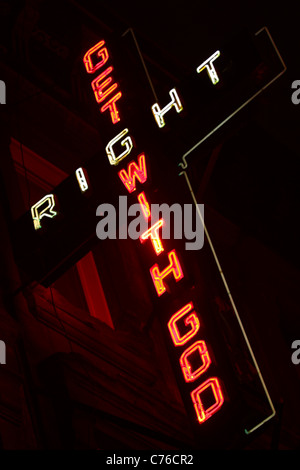 UK, London, beleuchtete Neon Kreuz mit massage Stockfoto