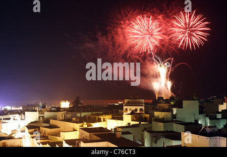 Feuerwerk am Strand promenade Conil De La Frontera Spanien Stockfoto