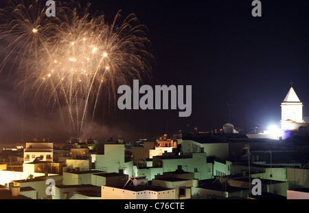 Feuerwerk am Strand promenade Conil De La Frontera Spanien Stockfoto