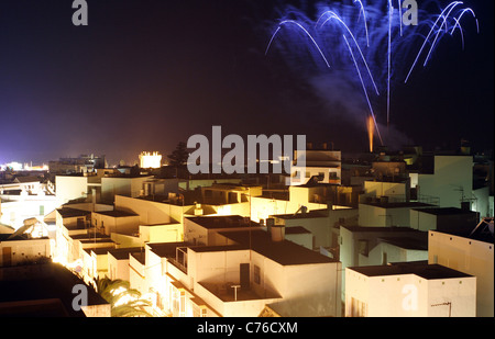 Feuerwerk am Strand promenade Conil De La Frontera Spanien Stockfoto