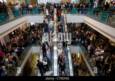 Menschenmassen strömen in dem neu eröffneten Westfield Stratford City Shopping Centre, ein Herzstück der Olympischen Spiele 2012 in London. Stockfoto