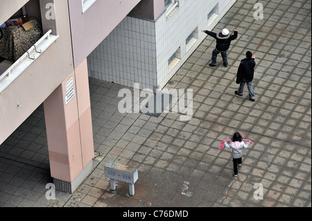 Kinder spielen im Hinterhof, Berlin, Deutschland Stockfoto