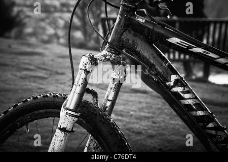 Schlamm bedeckt Mountainbike schwarz / weiß Stockfoto