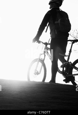 Silhouette der drei Mountainbiker in die Sonne legen Stockfoto